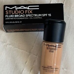 BNIB Studio Fix Fluid SPF15 24HR Matte Foundation   NW 18